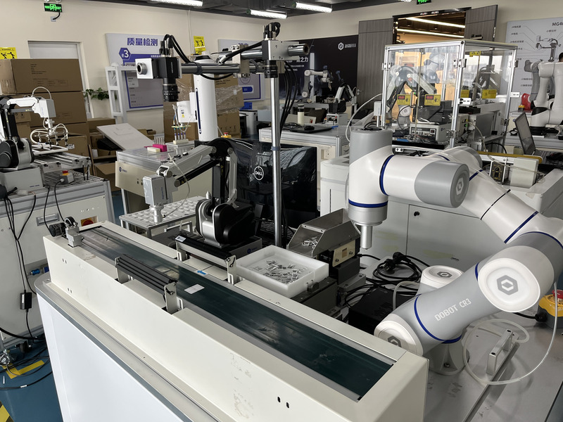 Robot with flexible feeder demo